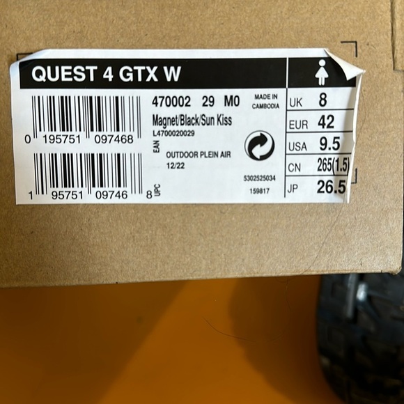 Like New Women’s Salomon GTX Quest 4 Hikinh Boots - Picture 3 of 5